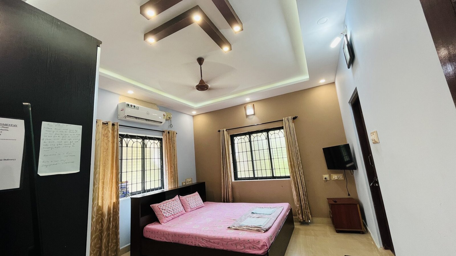 Courtyard Room with designer wooden ceiling